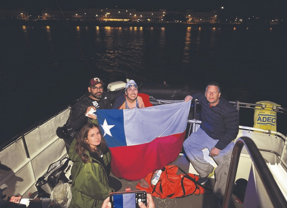 ¡Primera sudamericana! La chilena Bárbara Hernández es galardonada en Inglaterra por su doble cruce al canal de la Mancha